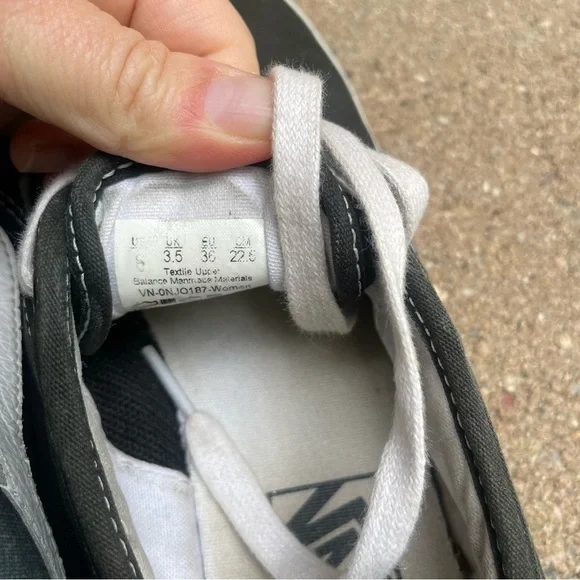 VANS Women’s Mismatched Black White Old Skool Sneakers Classic Size 6 - Picture 7 of 11